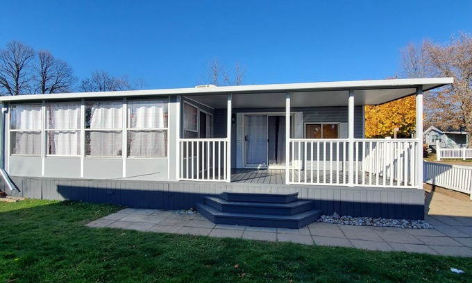 Sherkston Cottage | Beautiful Lake Erie Hangout - Sleeps 8