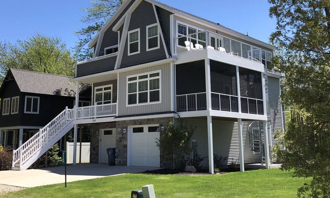 Miami Park House | BEAUTIFUL LAKE FRONT HOME STUNNING VIEWS AND STUNNING HOME