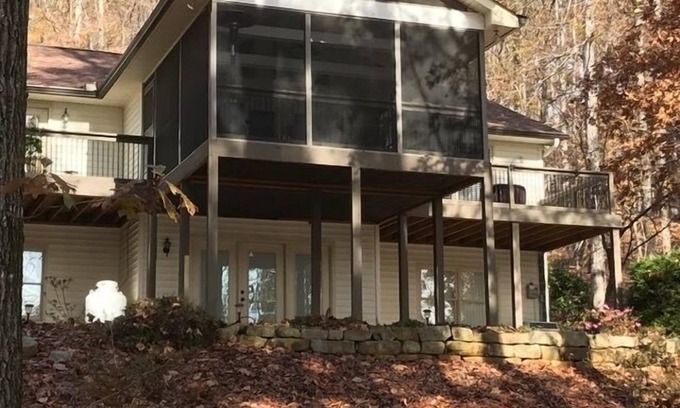 Westminster House | BEAUTIFUL LAKE FRONT- DOCK, SCREENED PORCH, CLEMSON, HIKING, KAYAKS, 5 BEDROOM