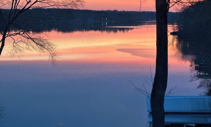 Leasburg House | Beautiful lake front family home
