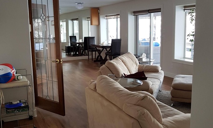 Vernon House | Beautiful Lake Front on Okanagan Lake - Kayaks, Bicycles and Buoy for Boat