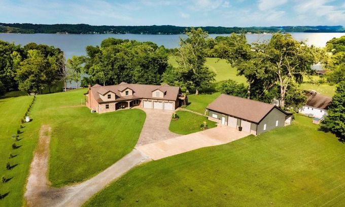 Dandridge House | Beautiful Lake Front Estate w/Dock Sleeps 20+