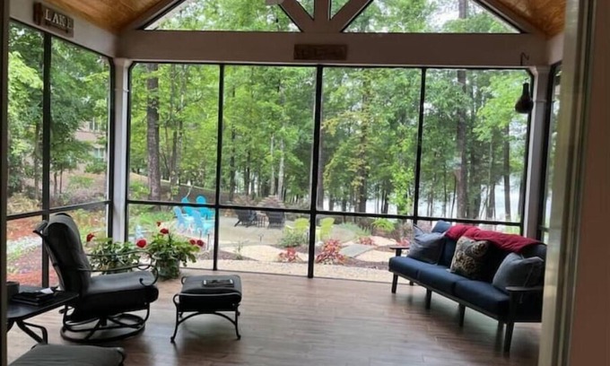 McCormick House | Beautiful lake front home with boat slip in golfing community