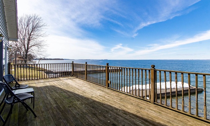 Limerick House | Beautiful Lake House on Lake Ontario
