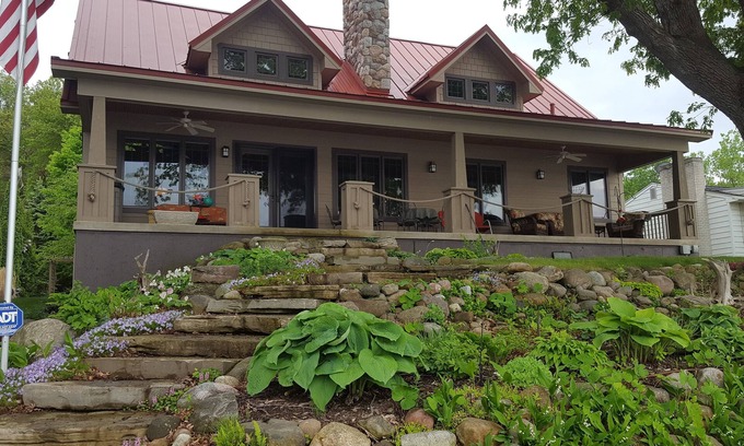 Grass Lake House | Beautiful Lake House