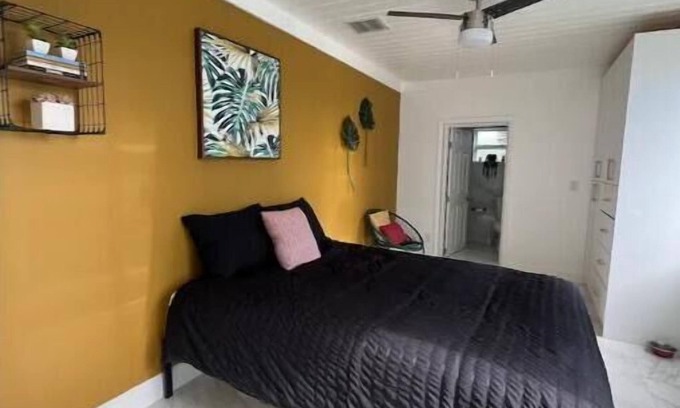 Pembroke Park House | Beautiful Lake House Close to Miami