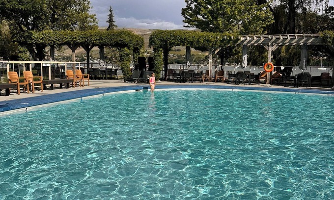 Vernon Apartment | Beautiful Lake Loft w/roof top patio on Okanagan Lake w/pool and hot tub!