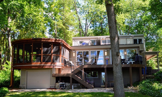 Monona House | Beautiful Lake Monona Home-Minutes to Downtown Madison