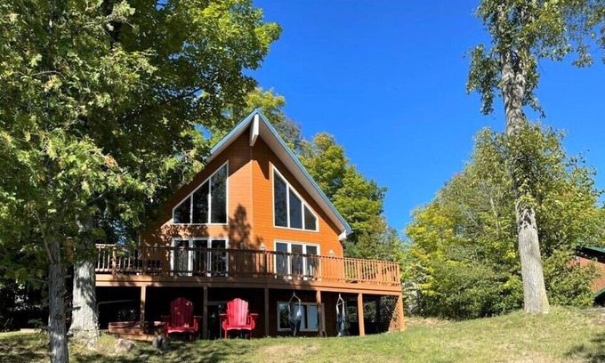 Central Frontenac Cottage | Beautiful lake side cottage