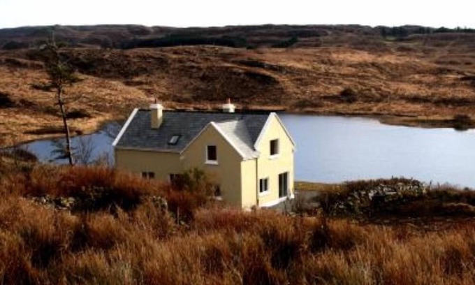 Clifden Cottage | Beautiful lake side cottage in the heart of Connemara