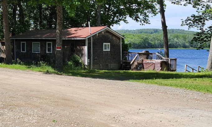 Bangor Cottage | Beautiful lake side cottage