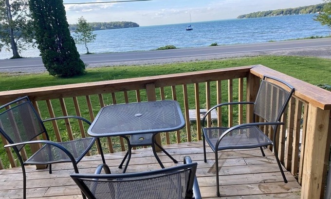 Oro-Medonte House | Beautiful lake view cottage ,Shallow Beach, Backyard privacy.Mid-Term