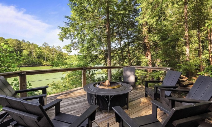 Jasper House | Beautiful Lake Views surrounded by nature