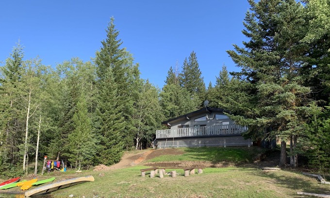 70 Mile House House | Beautiful Lakefront Cabin on Green Lake