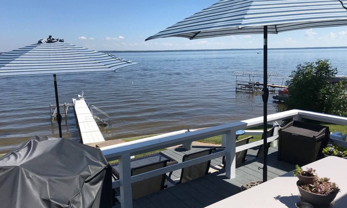 Houghton Lake Heights House | Beautiful lakefront home with fantastic views of sunrises & sunsets + 2 kayaks