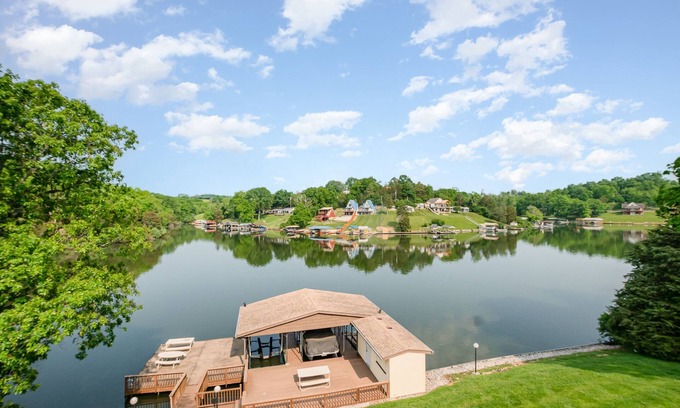 Williamstown House | Beautiful Lakefront Home, Private Dock, Sleeps 16, 12 minutes to Ark Encounter