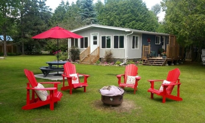 Bonnechere Valley Cottage | Beautiful lakefront cottage on quiet lake.