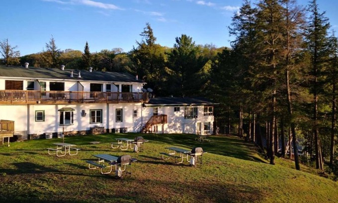 Seguin Cabin | Beautiful Lakefront Inn Suites