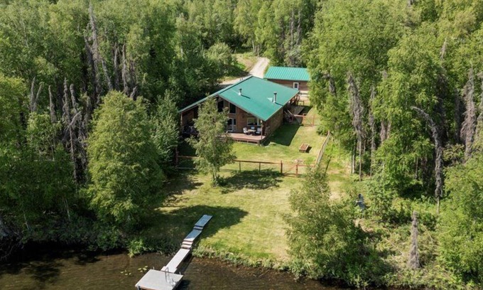 Houston House | Beautiful Lakefront Cabin with Private Hot Tub & Inflatable Kayaks - Dogs OK