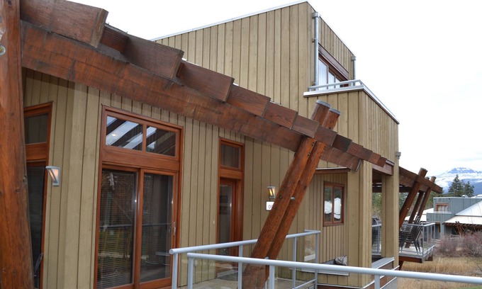 Vernon Cabin | Beautiful lakefront cabin