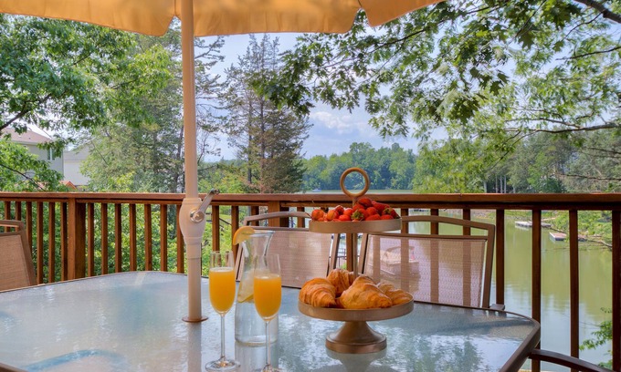 Athens House | Beautiful Lakefront Chalet, 20 mins to Hudson, close to skiing