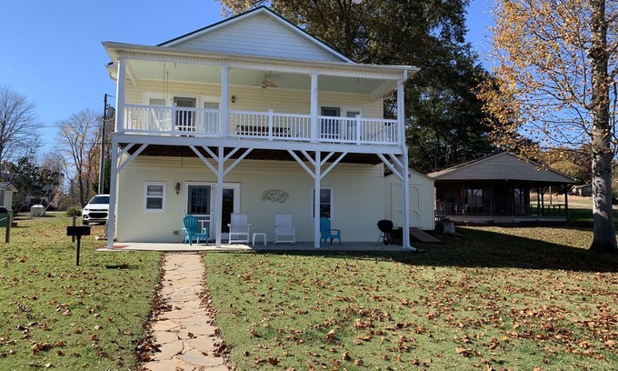 Claremont House | Beautiful lakefront home W/Breathtaking view