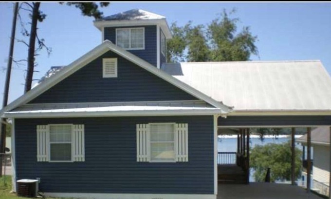 Chipley House | Beautiful Lakefront home 25 minutes from Panama City Beach .