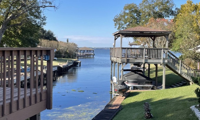 Willis House | Beautiful lakefront home with 3 bedrooms and pool