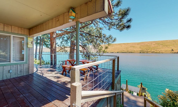 Joseph House | Beautiful lakefront house with private boat dock, washer/dryer & fireplace