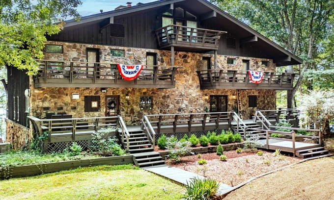 Drasco Cabin | Beautiful Lakefront Lodge. Tannenbaum Lodge - family or business destination.