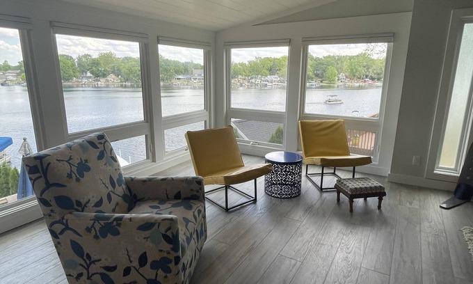 Leesburg Cottage | Beautiful lakefront property