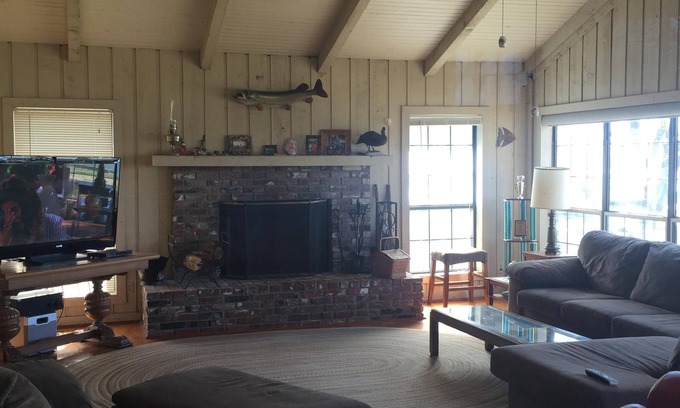 Horseshoe Lake House | Beautiful Lakefront property with private dock near downtown Memphis.