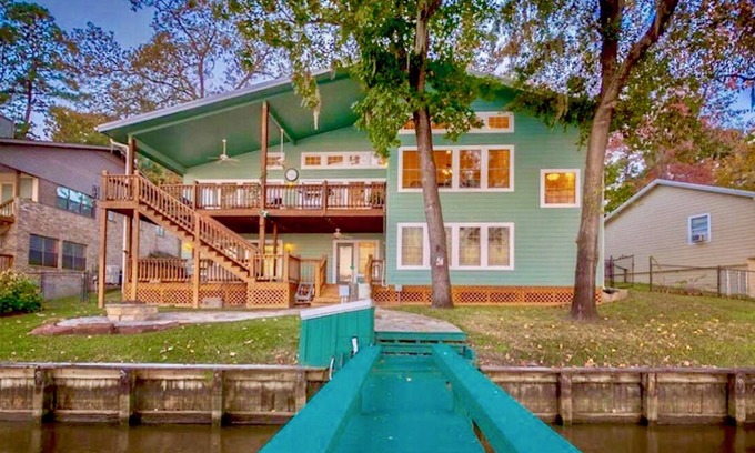 Onalaska House | Beautiful Lakefront Retreat | Boat Lift | Panoramic Views