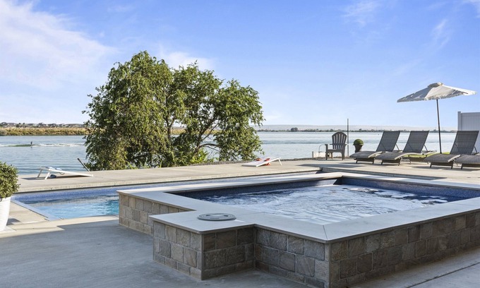 Moses Lake House | Beautiful Lakefront Home with Heated Pool, Spa and 6 Bedrooms!