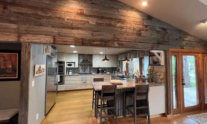 Marcola House | Beautiful lakefront home in Vida, Or
