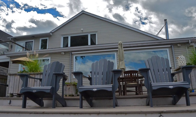 Rossmore House | Beautiful Lakehouse in Price Edward County on the Bay of Quite