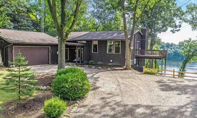 Washtenaw County House | Beautiful Lakehouse Getaway in Chelsea/Waterloo
