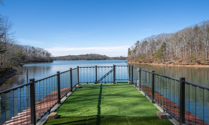 Gainesville House | Beautiful Lakehouse with Dock and king bed Gainesville