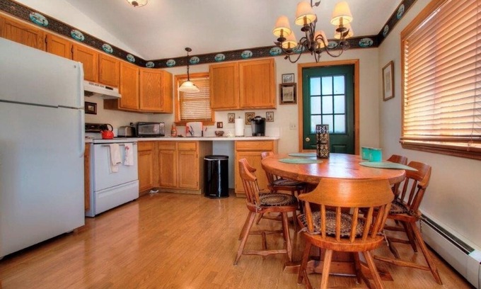 Copake House | Beautiful Lakehouse with POOL TABLE