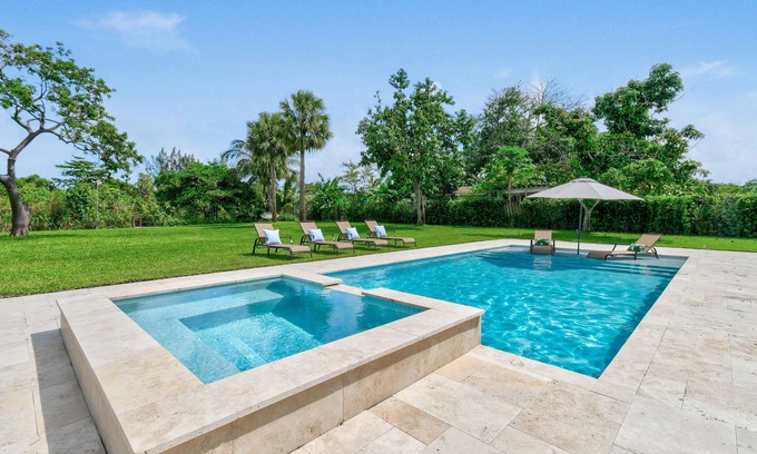 West Palm Beach House | Beautiful Lakeside Oasis