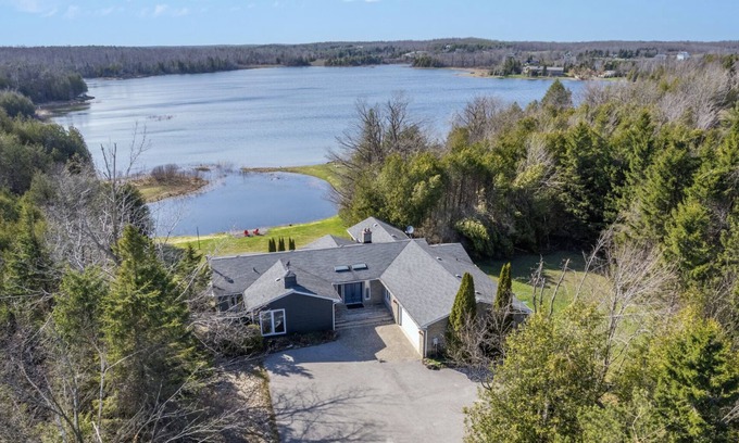 Grey Highlands Cottage | Beautiful Lakeside Cottage w/Sauna