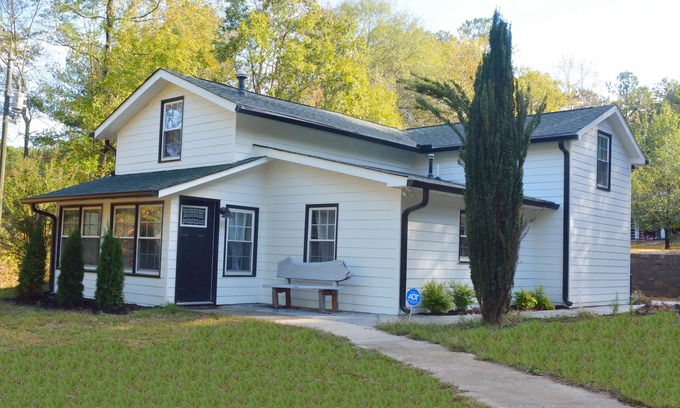 Chattahoochee Hills House | Beautiful Lakeside Cottage (Hidden Cove Farmhouse) 4bedroom 3 bath