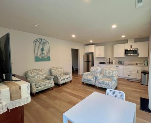 Federal Way Apartment | Beautiful lakeside fully furnished rental