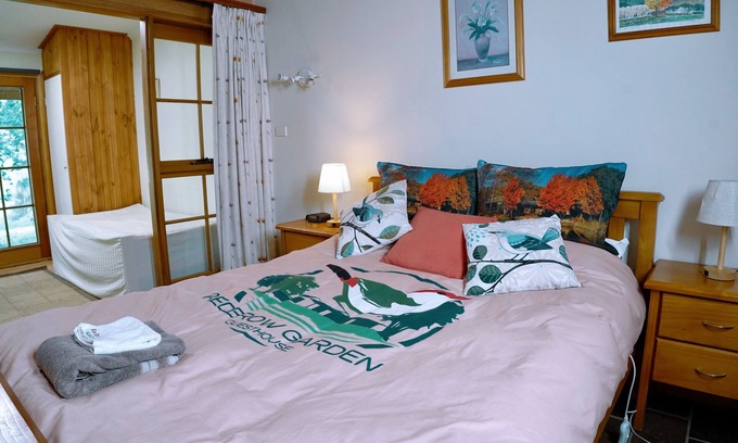 Nanima House | Beautiful Lakeside Garden Getaway