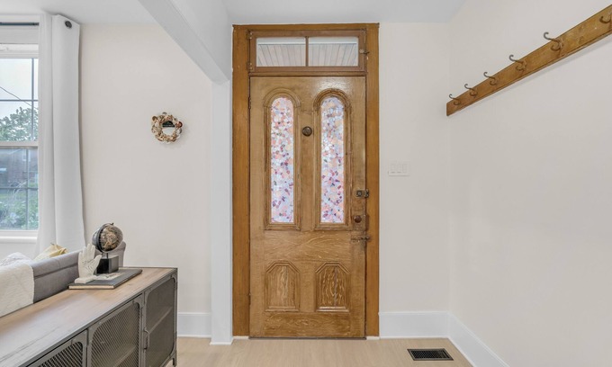 Port Hope Apartment | Beautiful Lakeside Haven: Your Dream Lakeside Gateway.