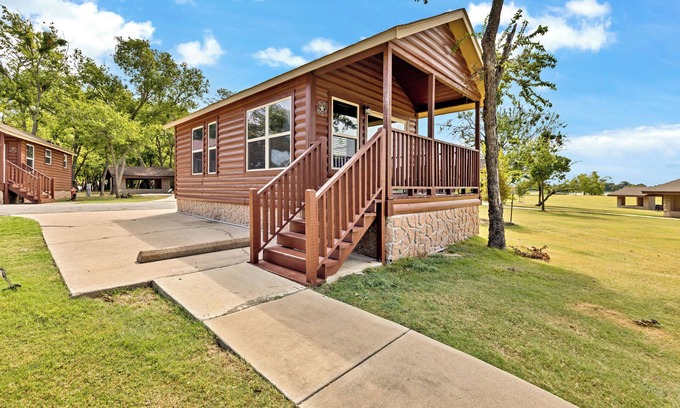 Frisco Cabin | Beautiful Lakeside Tiny House Cabin
