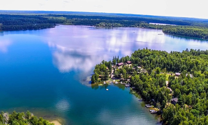 Grand Rapids House | Beautiful lakeside Log Cottage