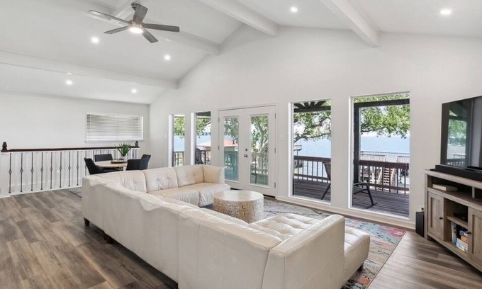 Coldspring House | Beautiful Lakeview Getaway on Lake Livingston