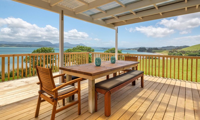 Opononi House | Beautiful large 6-Bedroom Coastal Vacation Home with Spa-Pool