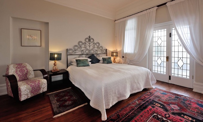Cape Town Apartment | Beautiful large Apartments in100 year old Manor house, great location n